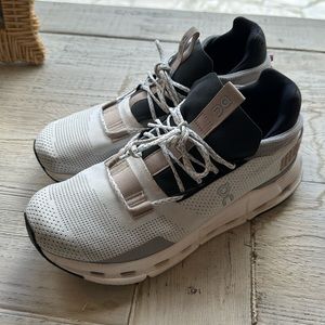 OnCloud womens Cloudnova 8.5 - VERY GOOD condition